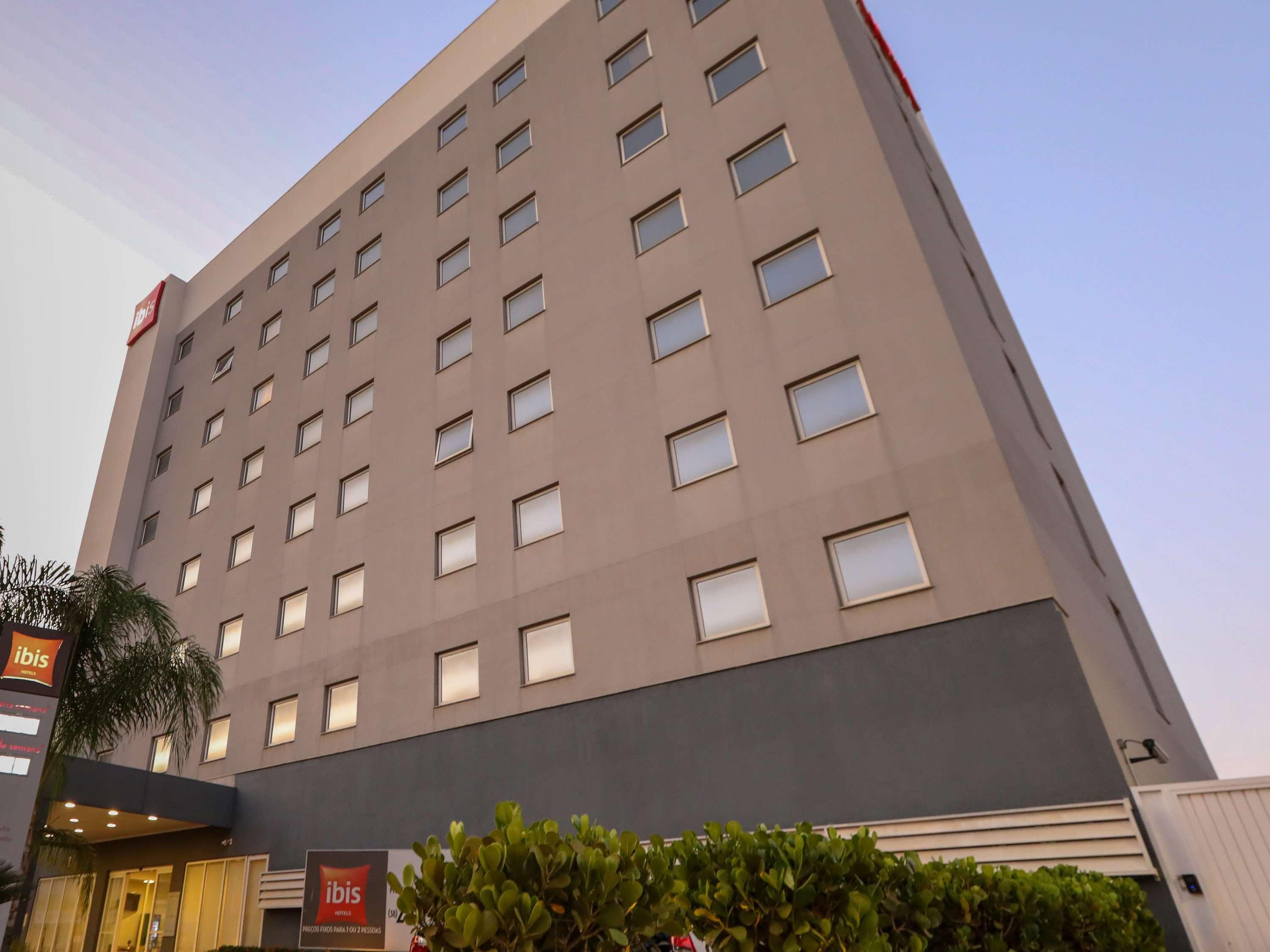 Готель Ibis Montes Claros Shopping Екстер'єр фото