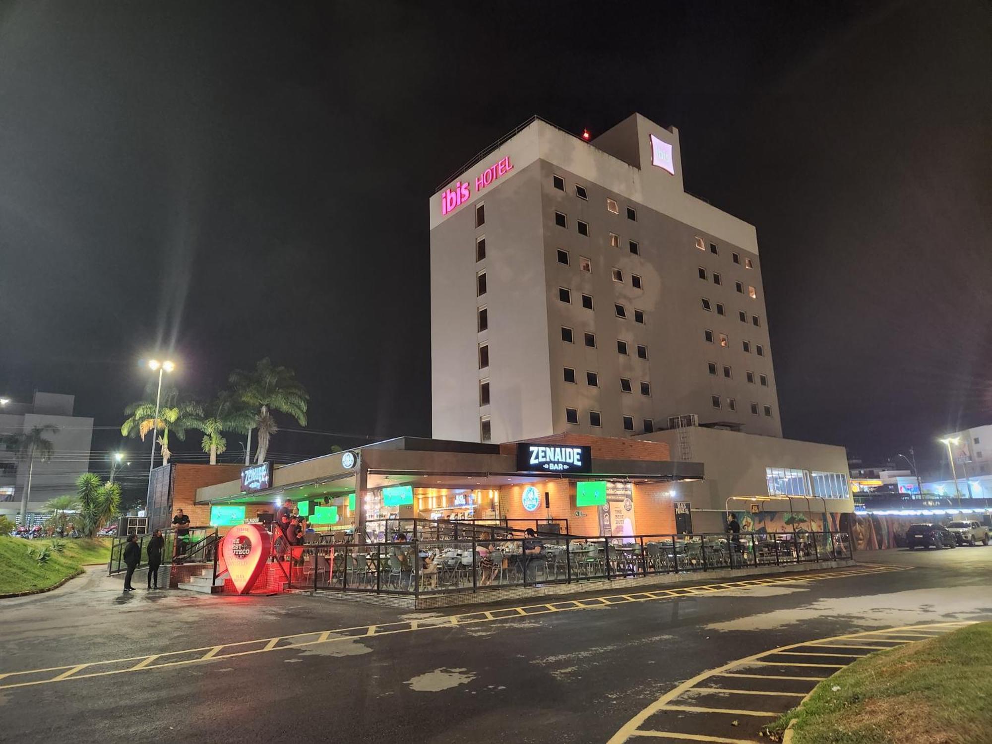 Готель Ibis Montes Claros Shopping Екстер'єр фото