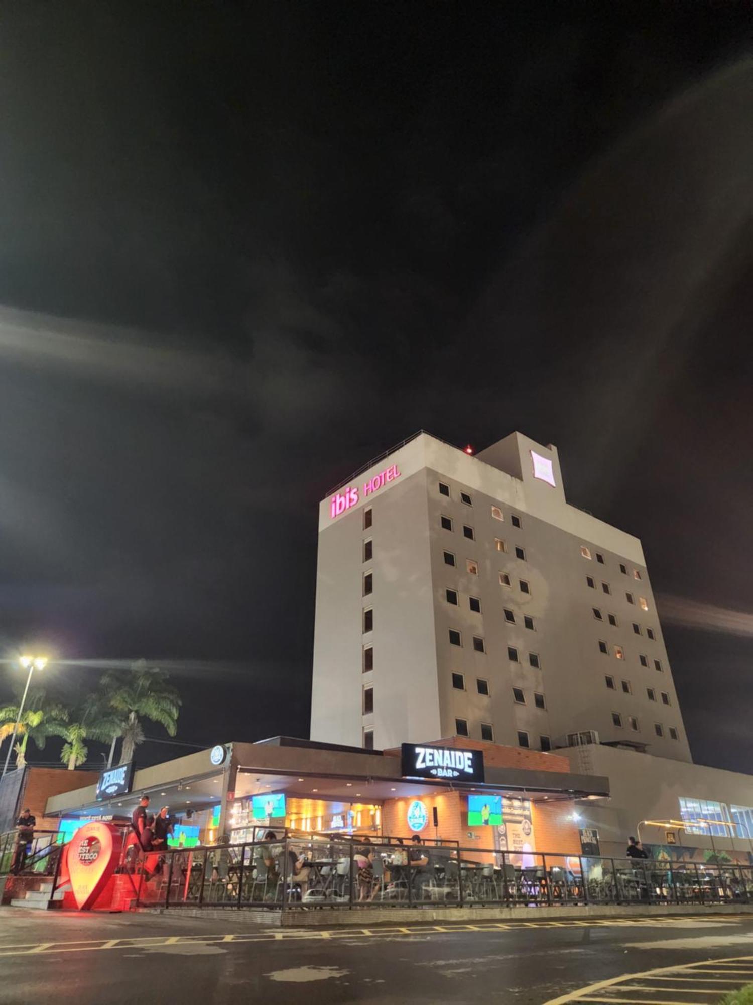 Готель Ibis Montes Claros Shopping Екстер'єр фото