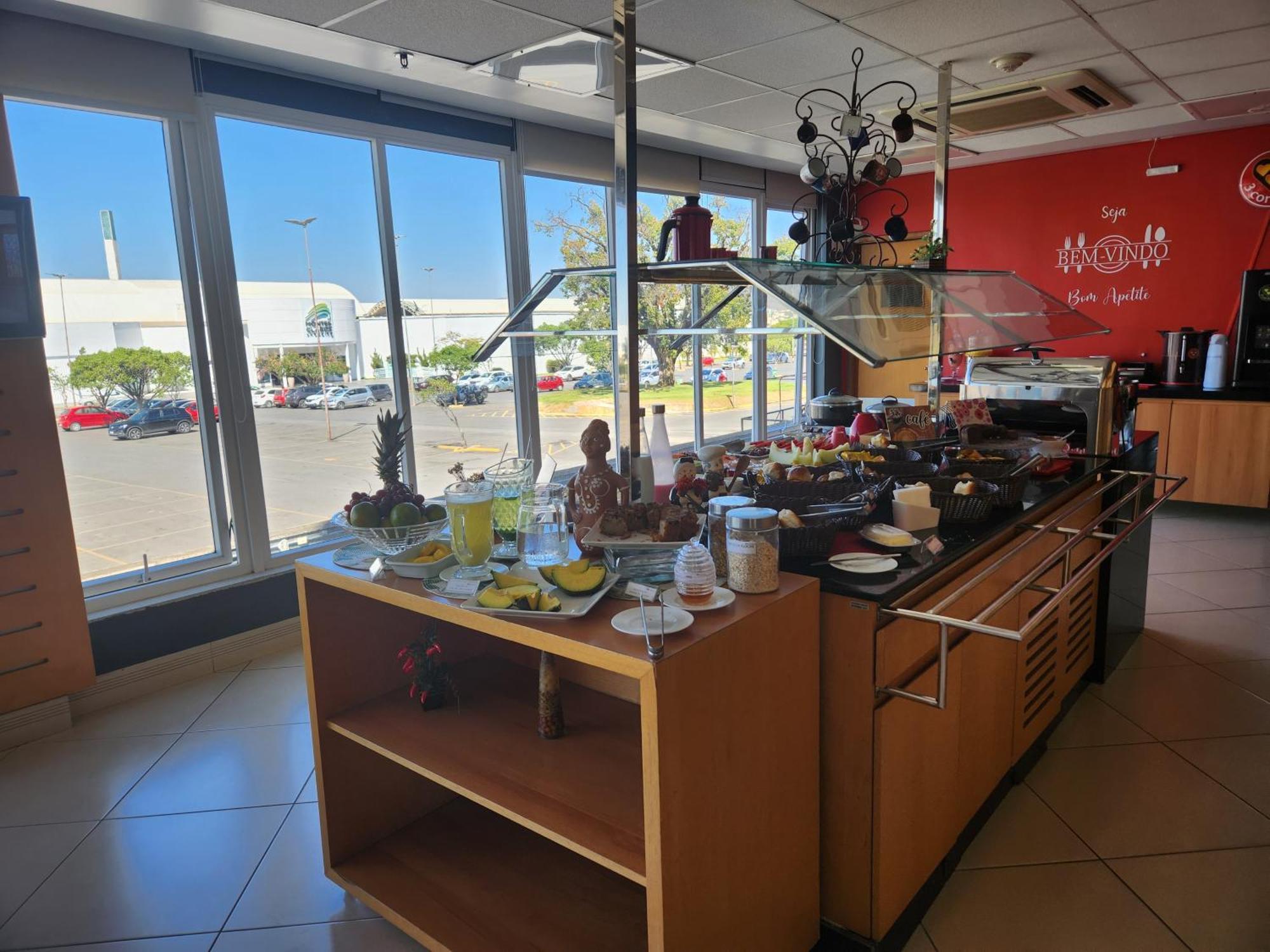 Готель Ibis Montes Claros Shopping Екстер'єр фото