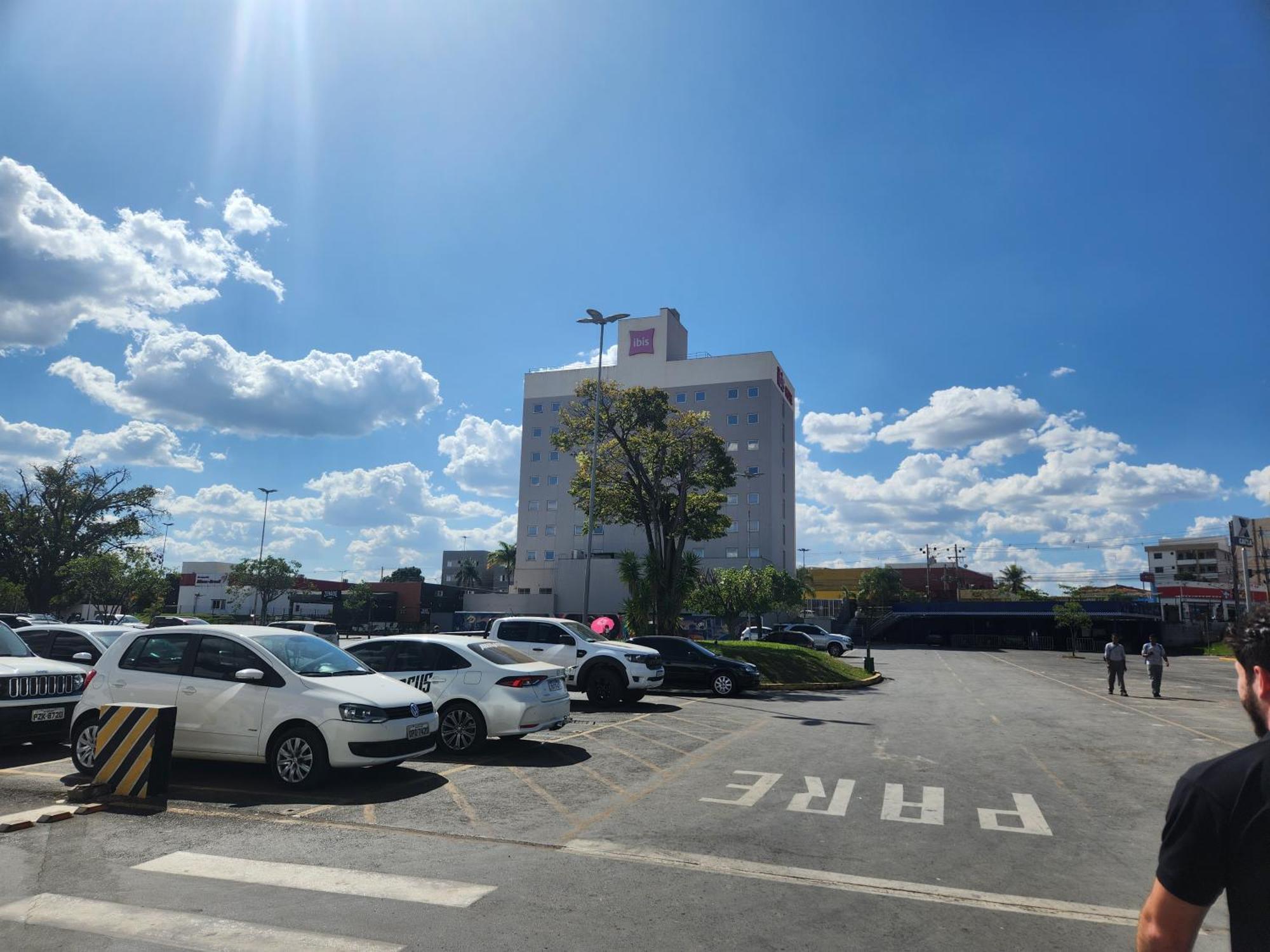 Готель Ibis Montes Claros Shopping Екстер'єр фото