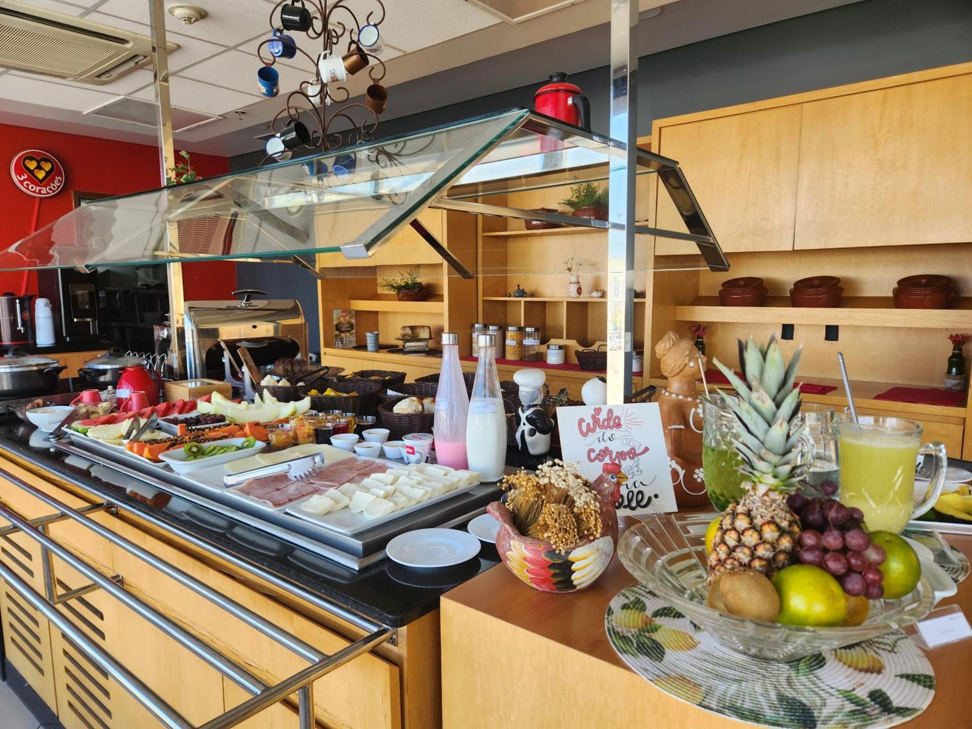 Готель Ibis Montes Claros Shopping Екстер'єр фото